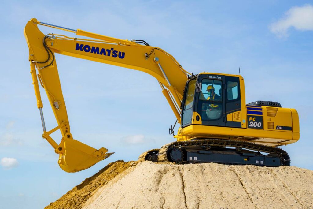  Komatsu PC200-10M0 dengan hidrolik.