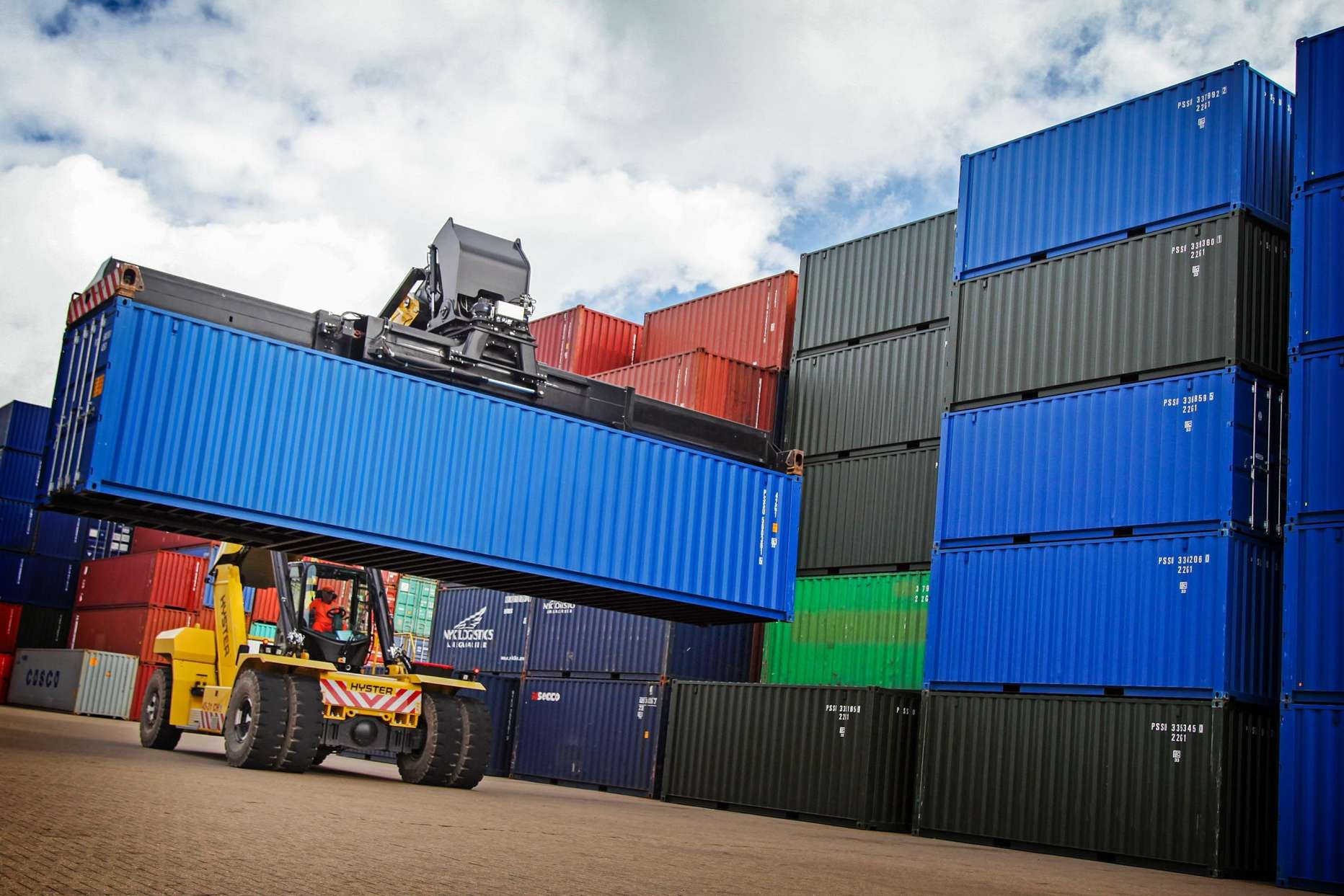 Ragu Mengirim Barang Dengan Metode Full Container Load? Simak 5 Keunggulan nya Berikut!